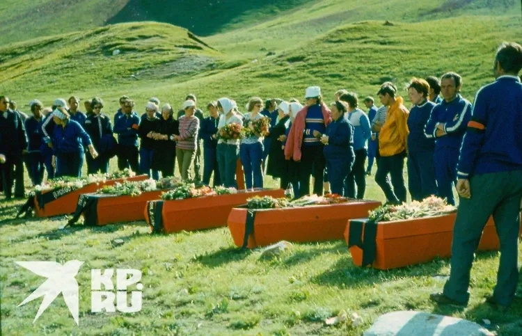 Похороны альпинисток на поляне эдельвейсов. Фото © Kp.ru / Владимир Шатаев