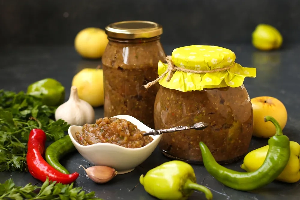 Как приготовить аджику с яблоками, но без варки: простой рецепт. Фото © Shutterstock / FOTODOM / Lika Mostova
