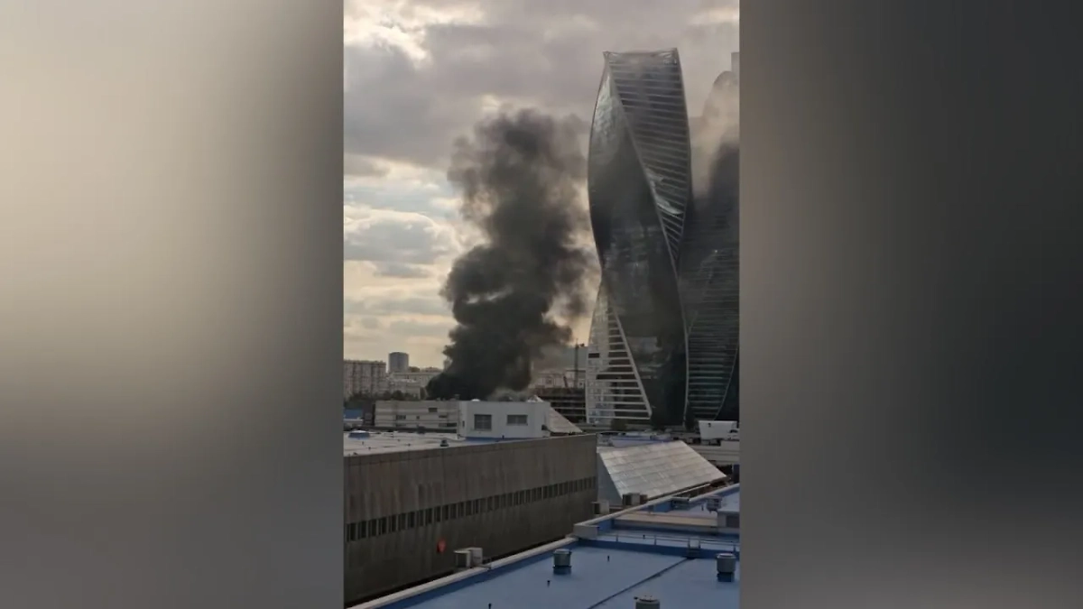 В районе Москва-Сити горят павильоны с цветами. Обложка © Telegram / SHOT