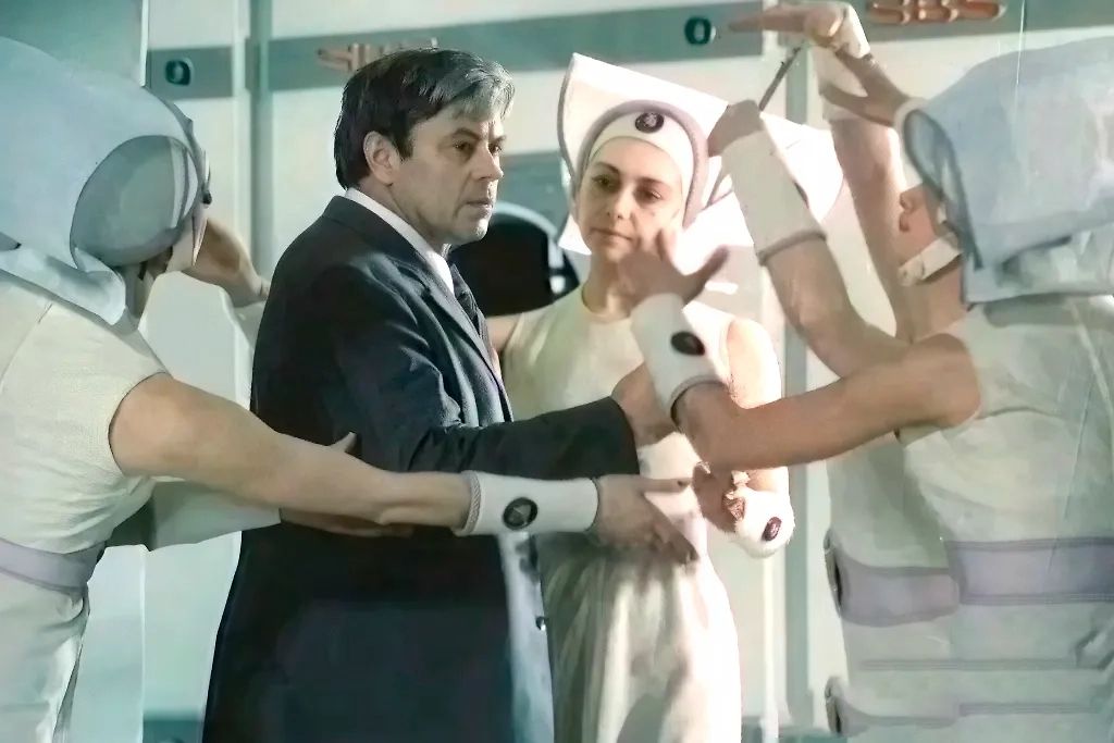 «Бегство мистера Мак-Кинли» — это фильм, который был снят в 1975 году, но не теряет актуальности. Фото © «Бегство мистера Мак-Кинли» (1975), режиссёр Михаил Швейцер, сценарист Леонид Леонов / Kinopoisk 