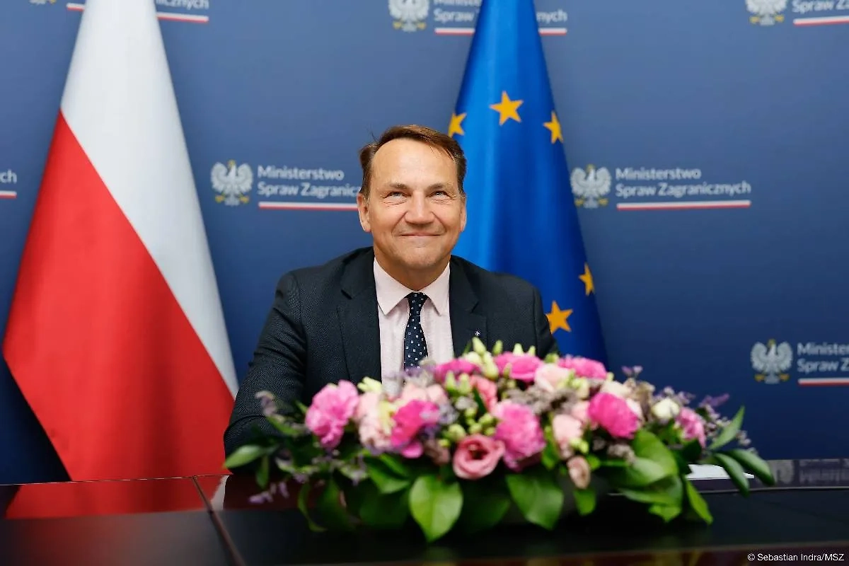 Радослав Сикорский. Обложка © МИД Польши