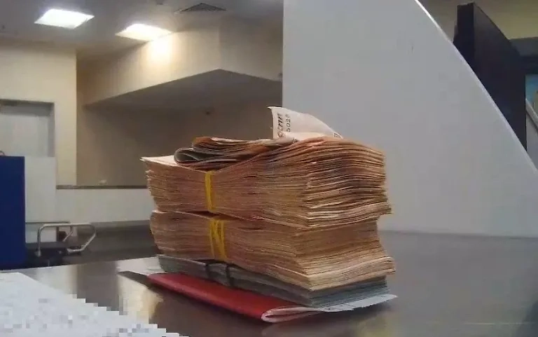 Россиянка пыталась улететь из Пулково с 3 млн рублей наличными. Обложка © Пресс-служба Северо-Западного таможенного управления