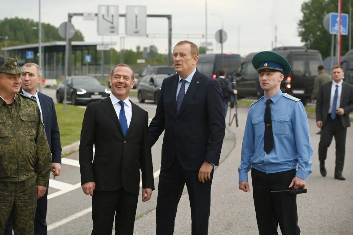 Дмитрий Медведев и губернатор Ленобласти Александр Дрозденко. Обложка © ТАСС/Дмитрий Селиванов