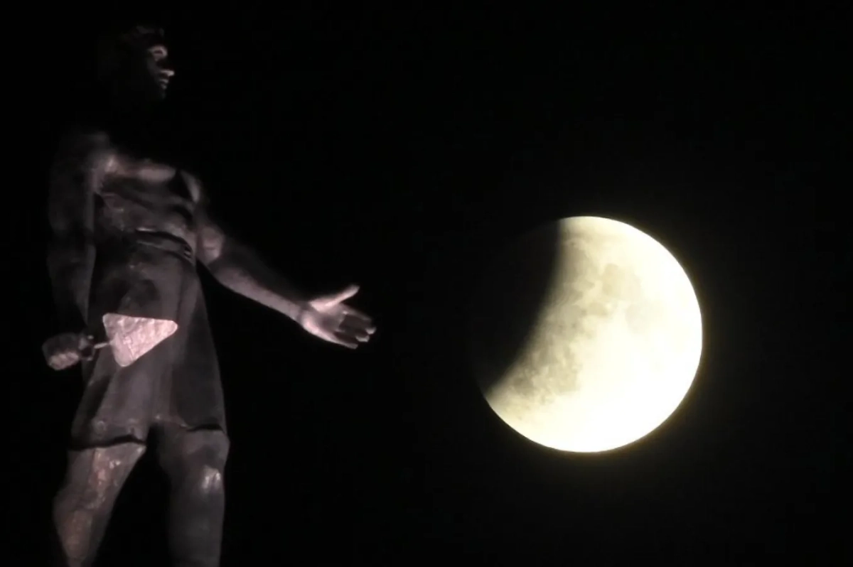 Затмение Луны в Москве. Обложка © Telegram / Луна и Солнце на телескоп или телевик / Лис Осенний