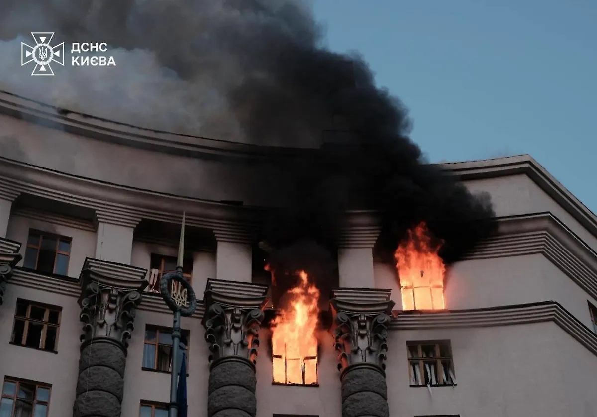 Пожар в кабмине Украины. Обложка © ГСЧС Киева
