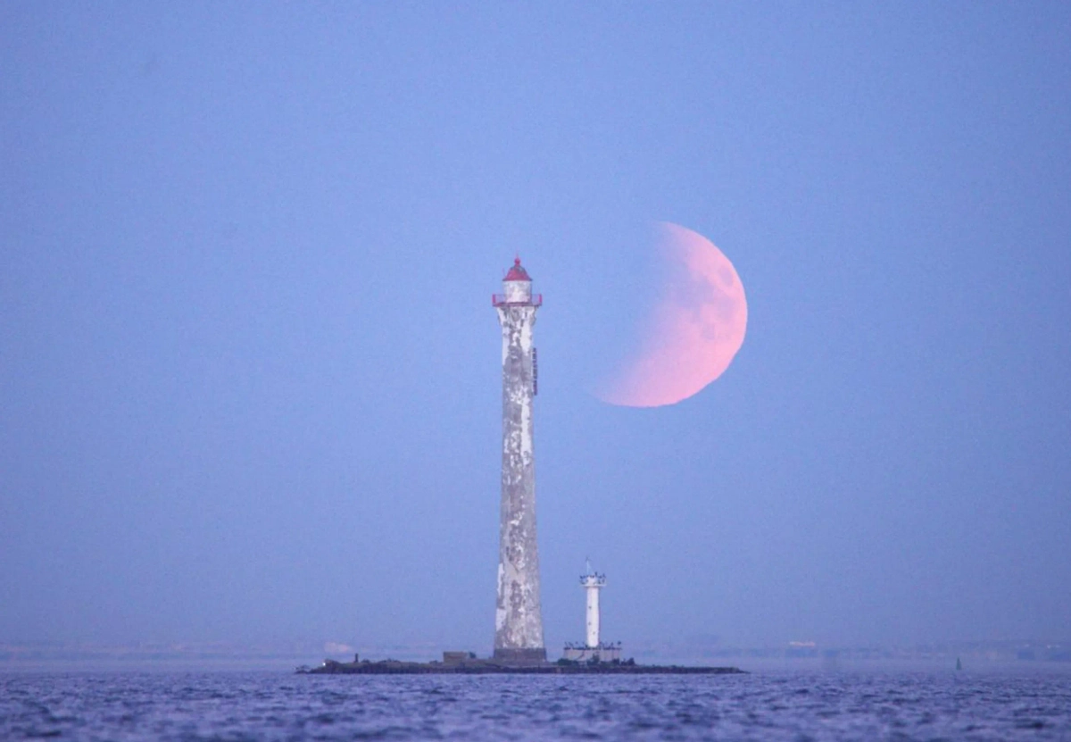 Затмение Луны в Петербурге. Фото © Telegram / АстроФотоБолото