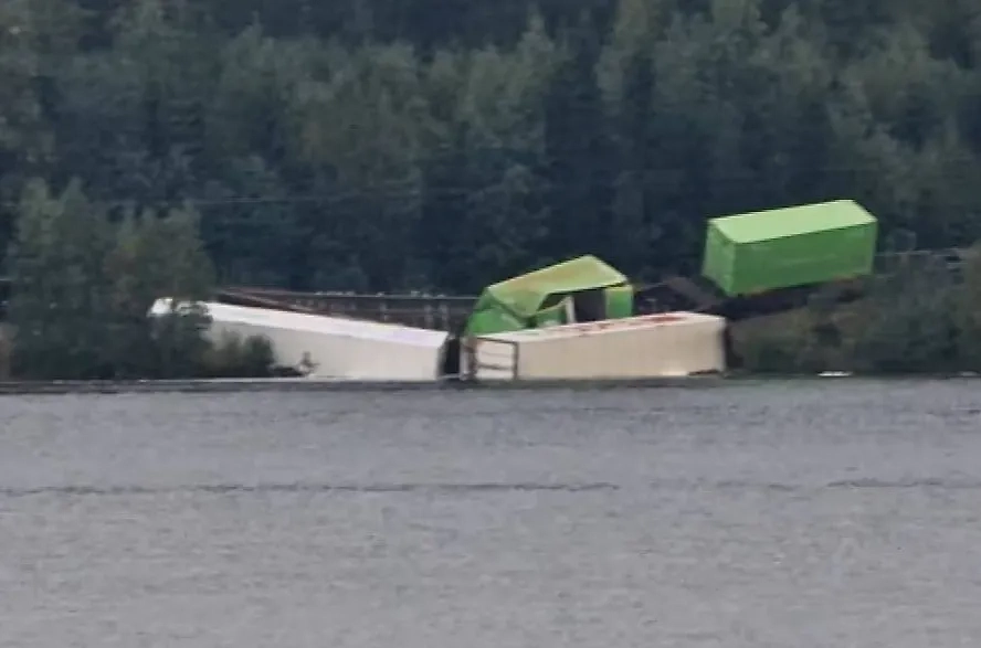 Грузовой поезд с боеприпасами сошёл с рельсов в Швеции. Обложка © Х / Lord Bebo