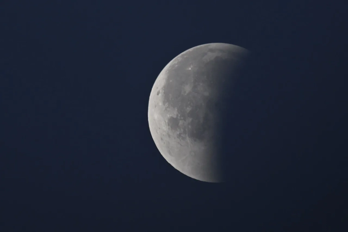 Лунное затмение с борта МКС. Фото © Telegram / Космонавт Алексей Зубрицкий