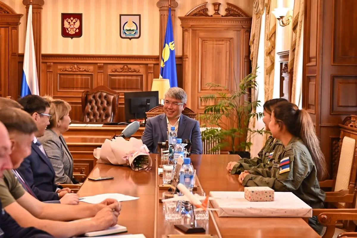 Встреча главы Бурятии с курсантками центра «Воин». Фото © Telegram / Алексей Цыденов