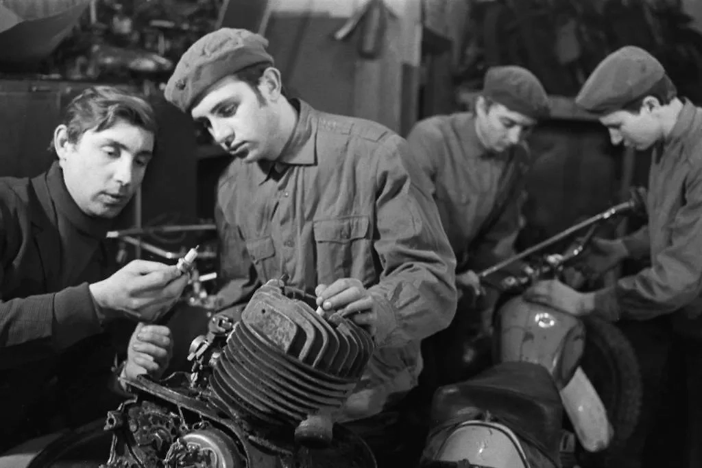 «Штурмовщина»... Странное слово времён СССР. Может, это такая дедовщина, где всем правят штурмовики? Фото © ТАСС / Юрий Белозеров