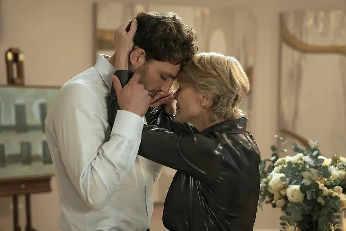 Фото © Кадр из сериала «Девушка моего сына», режиссёры Андреа Харкин, Робин Райт, сценаристы Polly Cavendish, Габби Эшер, Ava Wong Davies и др. / Kino-teatr