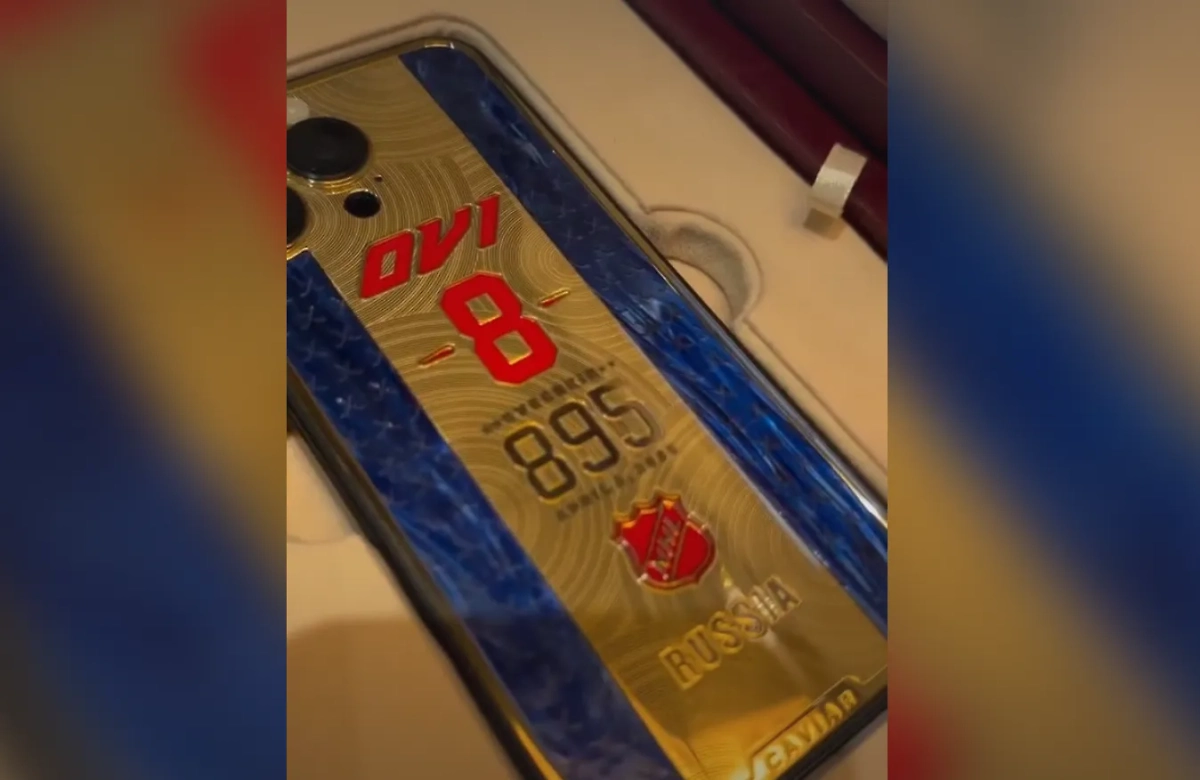Александру Овечкину подарили эксклюзивный телефон. Фото © Instagram (признан экстремистской организацией и запрещён на территории Российской Федерации) / nastyashubskaya