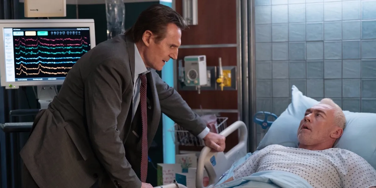 В «Голом пистолете» 2025 года лейтенант Дребин передаёт дела сыну. Фото © Кадр из фильма «Голый пистолет», режиссёр Акива Шаффер, сценарист Дэн Грегор и др. / Kinopoisk