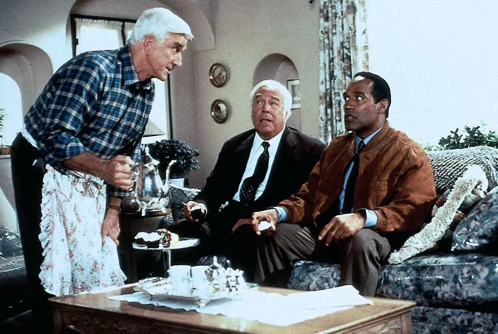 Финал «Голого пистолета» не сбавил градуса юмора. Фото © Кадр из фильма «Голый пистолет 33 1/3: Последний выпад», режиссёр Питер Сигал, сценарист Пэт Профт и др. / Kinopoisk