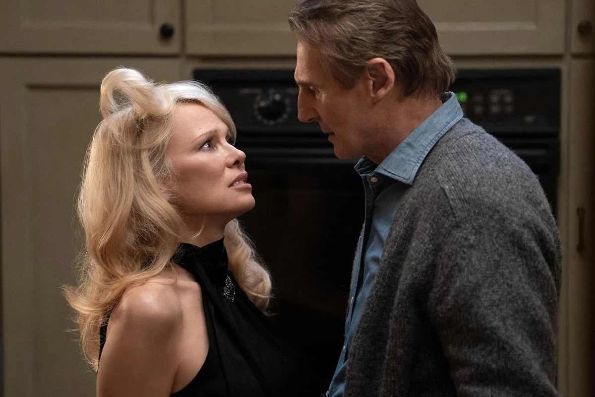 Памела Андерсон и Лиам Нисон рассмешат зрителя в перезапуске «Голого пистолета» 2025 года. Фото © Кадр из фильма «Голый пистолет», режиссёр Акива Шаффер, сценарист Дэн Грегор и др. / Kinopoisk