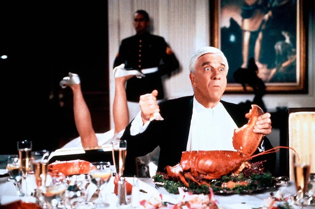 «Голый пистолет – 2» прославился динамичностью. Фото © Кадр из фильма «Голый пистолет 2 1/2: Запах страха», режиссёр Дэвид Цукер, сценарист Джим Абрахамс и др. / Kinopoisk