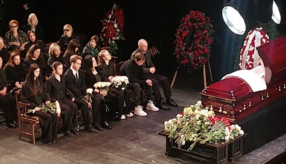 Самые близкие у гроба Евгении Добровольской. Николай Ефремов — второй справа. Фото © Life.ru