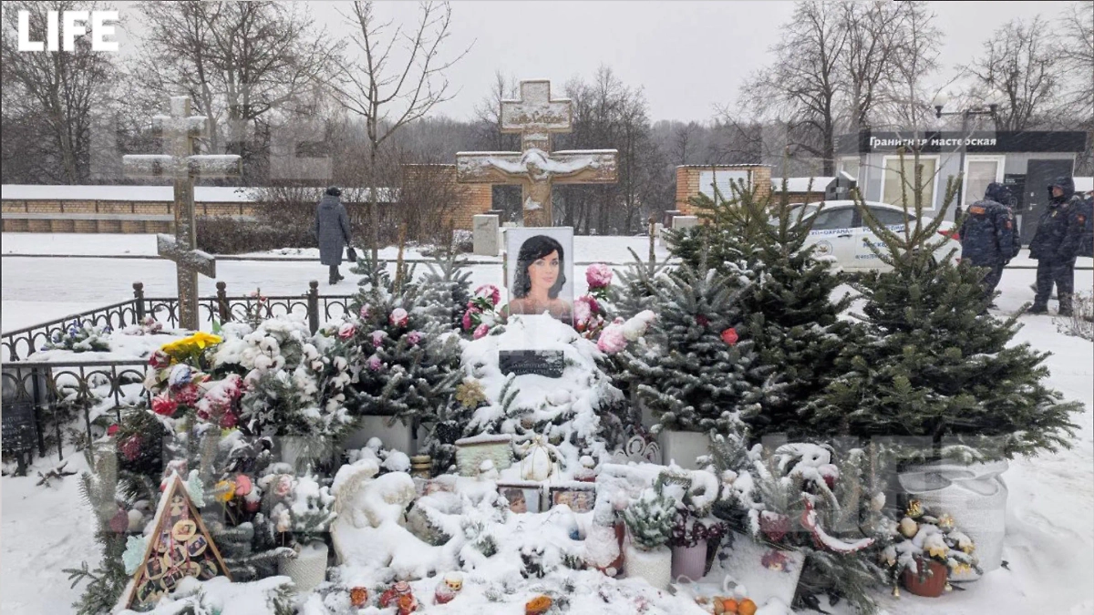Могила Анастасии Заворотнюк. Фото © Life.ru