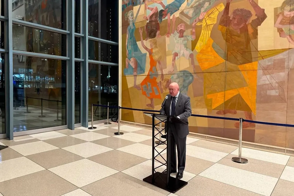 Василий Небензя на открытии выставки. Обложка © Telegram / Постпредство России при ООН