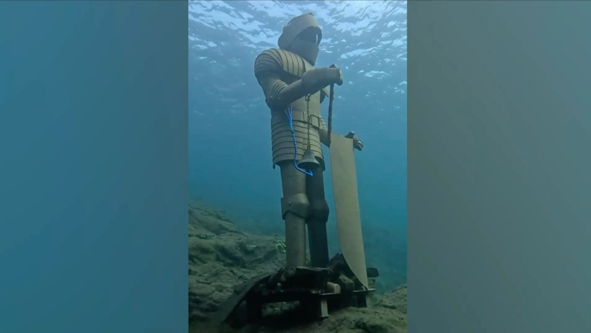 Арт-объект на дне Байкала. Обложка © Telegram / Mark Kisurin