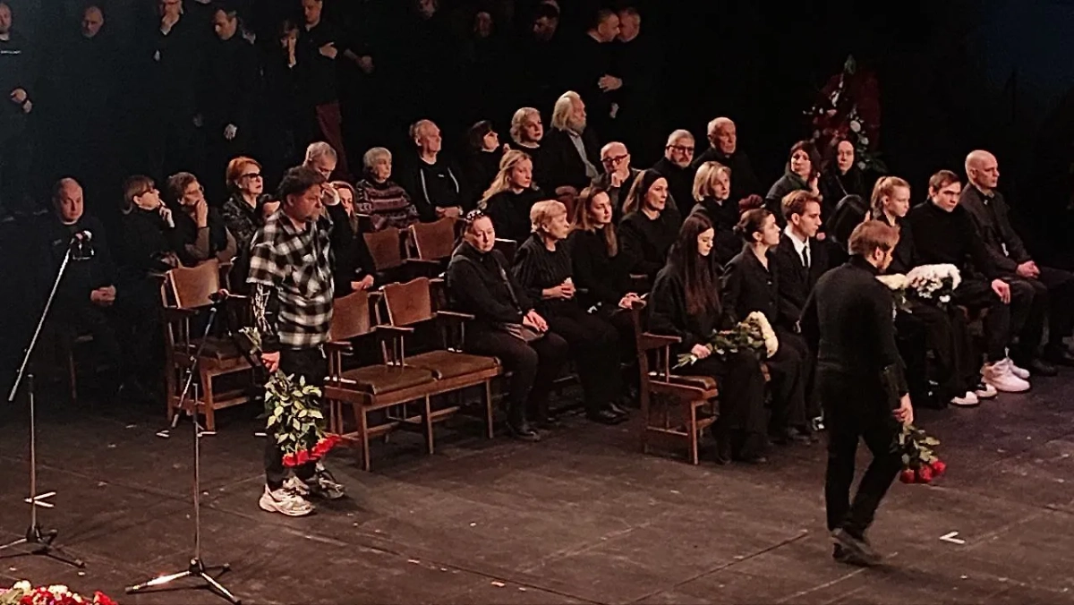 Александр Самойленко на прощании с Евгенией Добровольской. Фото © Life.ru