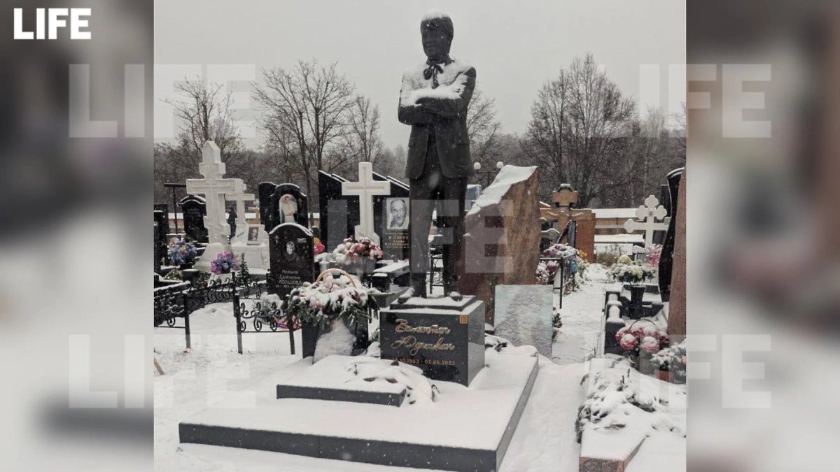 Памятник на могиле Валентина Юдашкина. Фото © Life.ru