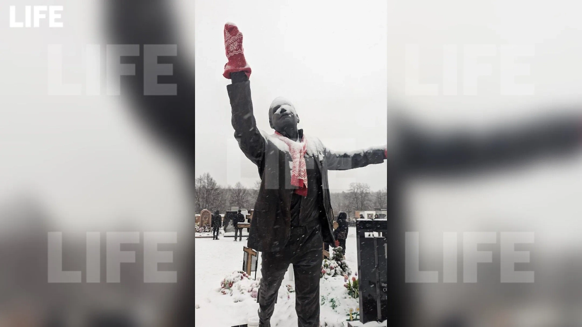 Памятник на могиле Бориса Моисеева. Фото © Life.ru