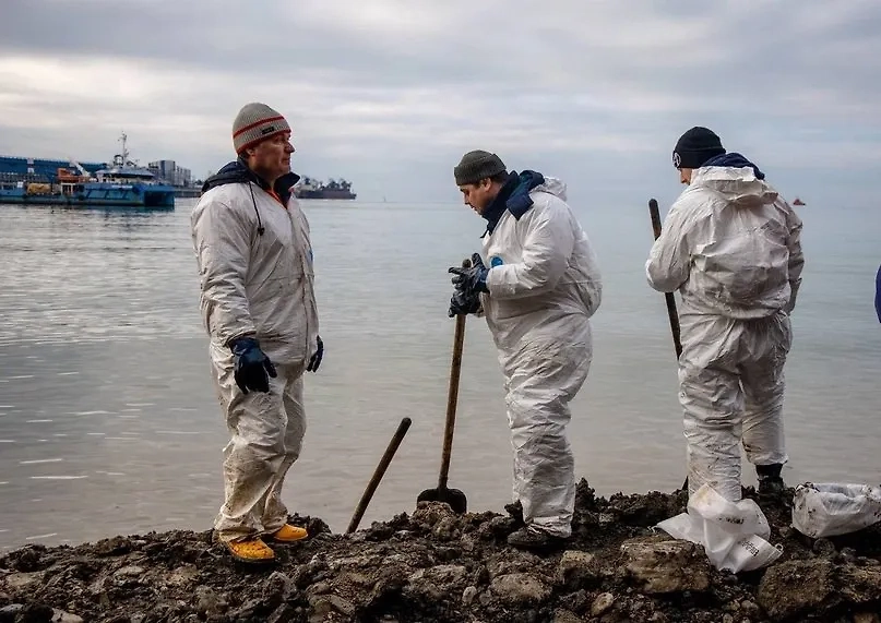 Работы по откачке мазута с танкера «Волгонефть-239». Обложка © Telegram/Минтранс России