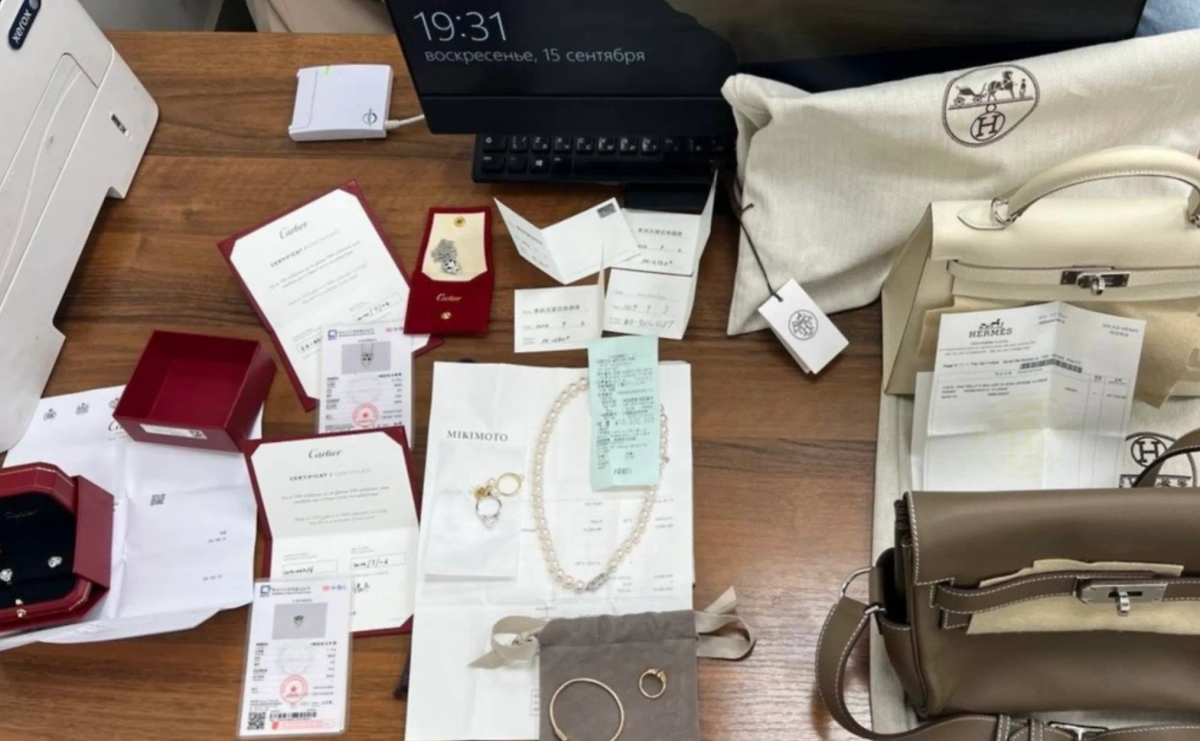 Контрабанда драгоценностей. Обложка © ФТС России