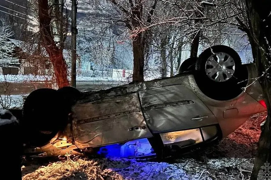 Повреждённая в ДТП машина. Обложка © Telegram / МЧС России