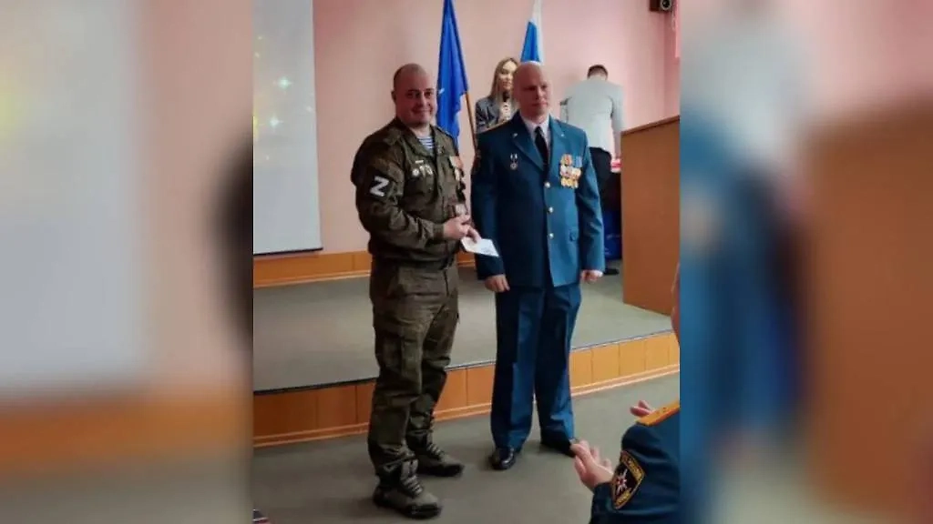 Награждение за спасение тонущей девочки ветерана СВО, уроженца Назарово Романа Зубарева. Обложка © Telegram / «Назарово. Официально», официальный сайт российского федерального канала НТВ