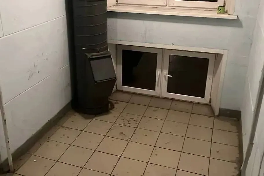 Подъезд, в котором обнаружили младенца рядом с пьяной матерью. Фото © Telegram / ПРОКУРАТУРА МОСКВЫ