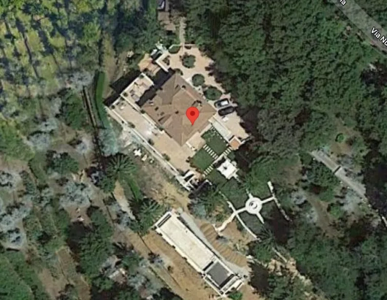 Вилла, предположительно Олега Киселёва, в Карраре с высоты птичьего полёта. Фото © Google Maps