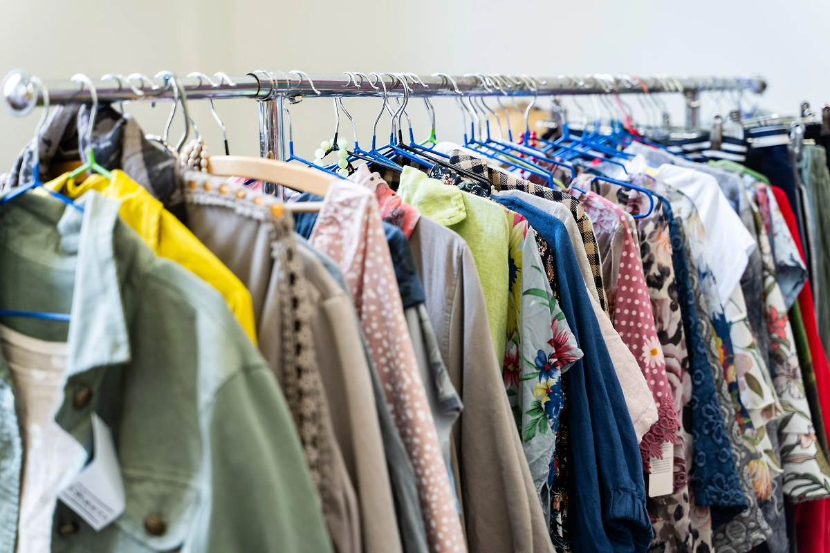 При продаже ношеных вещей в Интернете вы передаёте другому человеку не только свою удачу, но и карму. Фото © Shutterstock / FOTODOM / Lena Si