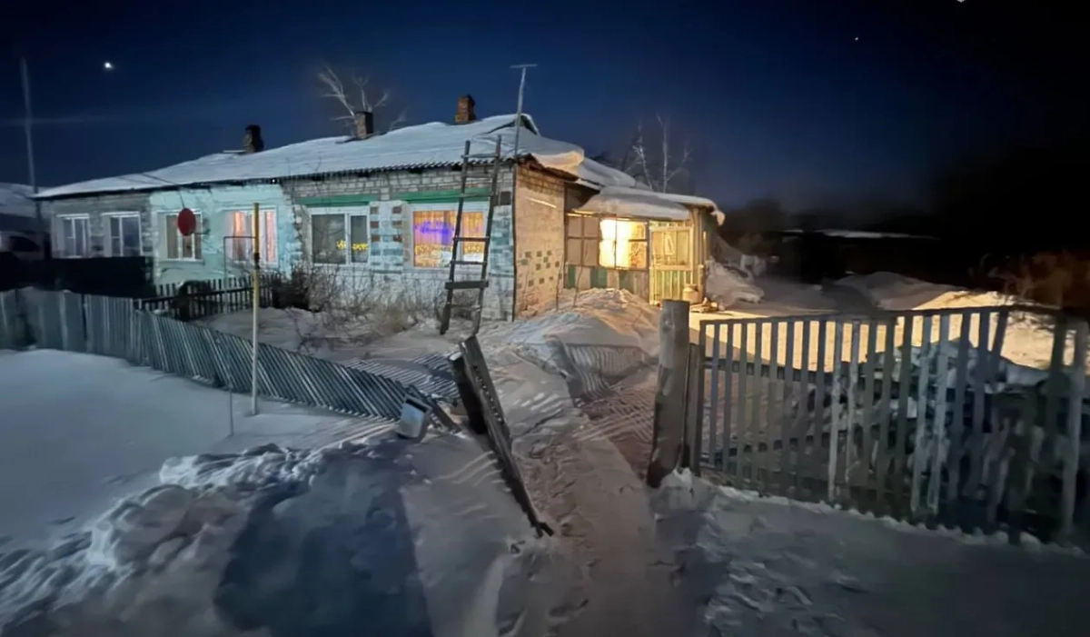 Дом, где молодая мать избила сына-грудничка. Фото © СУ СК России по Омской области