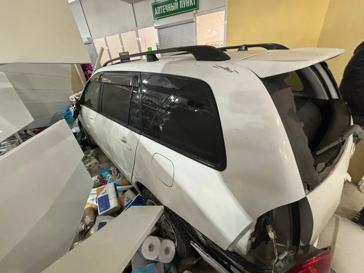 В Иркутской области машина въехала в супермаркет. Обложка © VK / Полиция Иркутской области. МВД