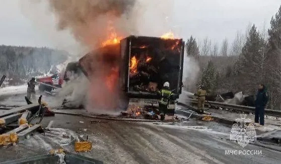 В Иркутской области в результате ДТП погибли два человека. Фото © Telegram / МЧС России