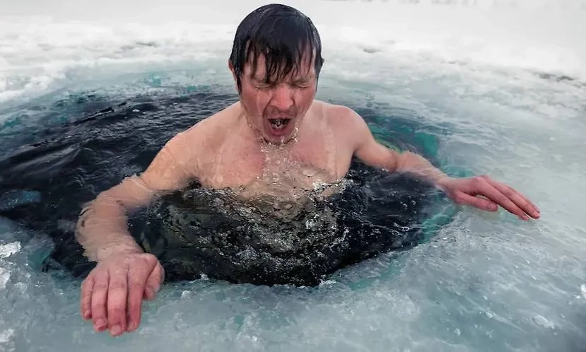 Мужчина в проруби. Обложка © Shutterstock / FOTODOM / Dudarev Mikhail