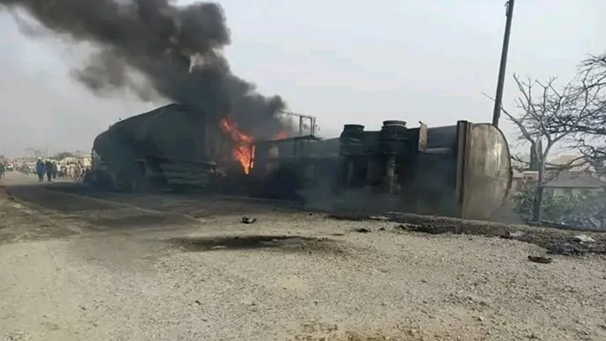 Взорвавшийся бензовоз в Нигерии. Обложка © X / lnnocent191535