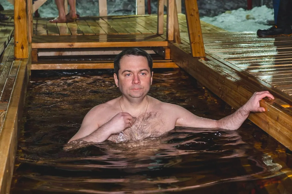 Губернатор Мурманской области Андрей Чибис принял участие в крещенских купаниях. Фото © Telegram / Губернатор Чибис