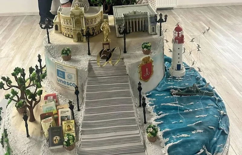 Юбилейный торт Труханова. Обложка © Telegram / Политика Страны