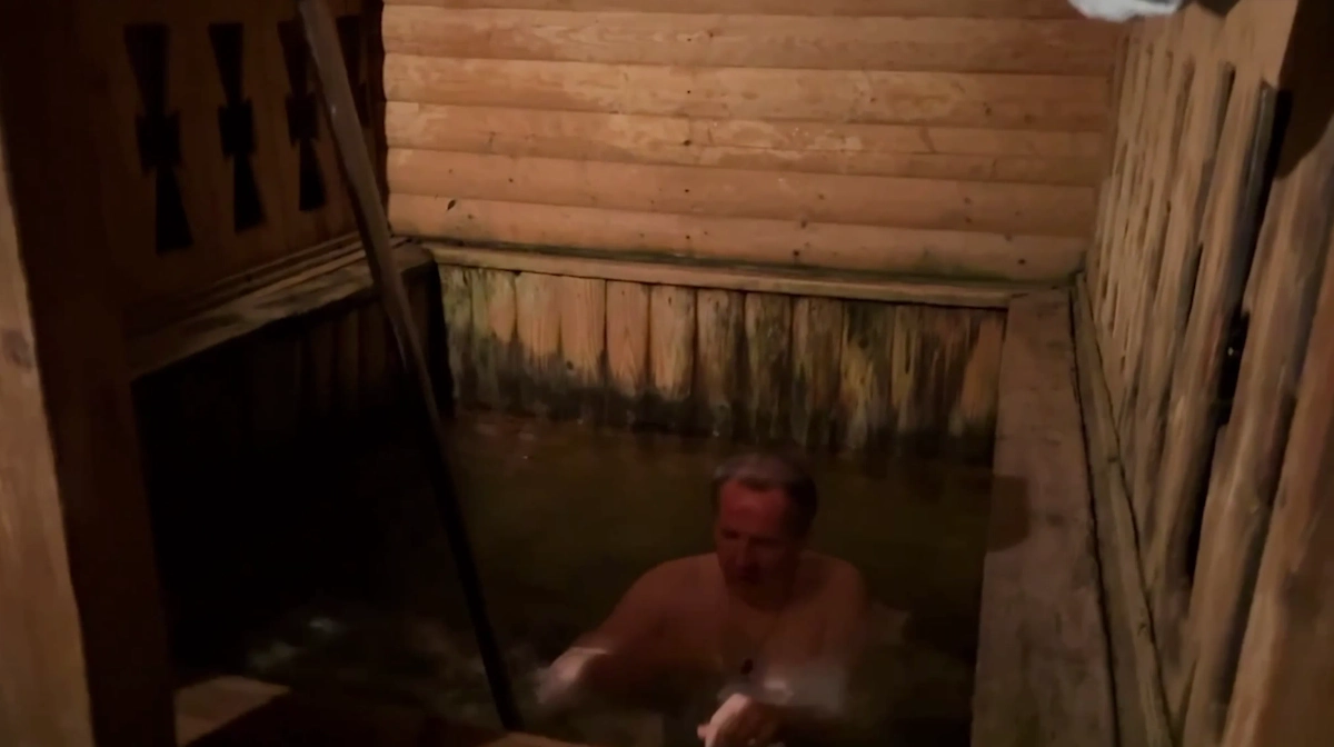 Губернатор Белгородской области Вячеслав Гладков окунулся в купель. Видео © Telegram / Настоящий Гладков