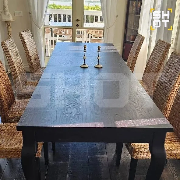 Стол, который продал Макаревич*. Фото © Telegram / SHOT