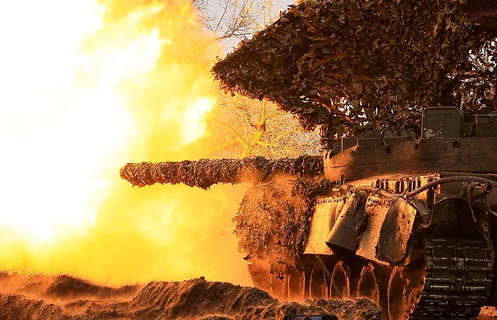 Танк Т-80УМ-2 во время боевой работы. Обложка © ТАСС / Александр Река