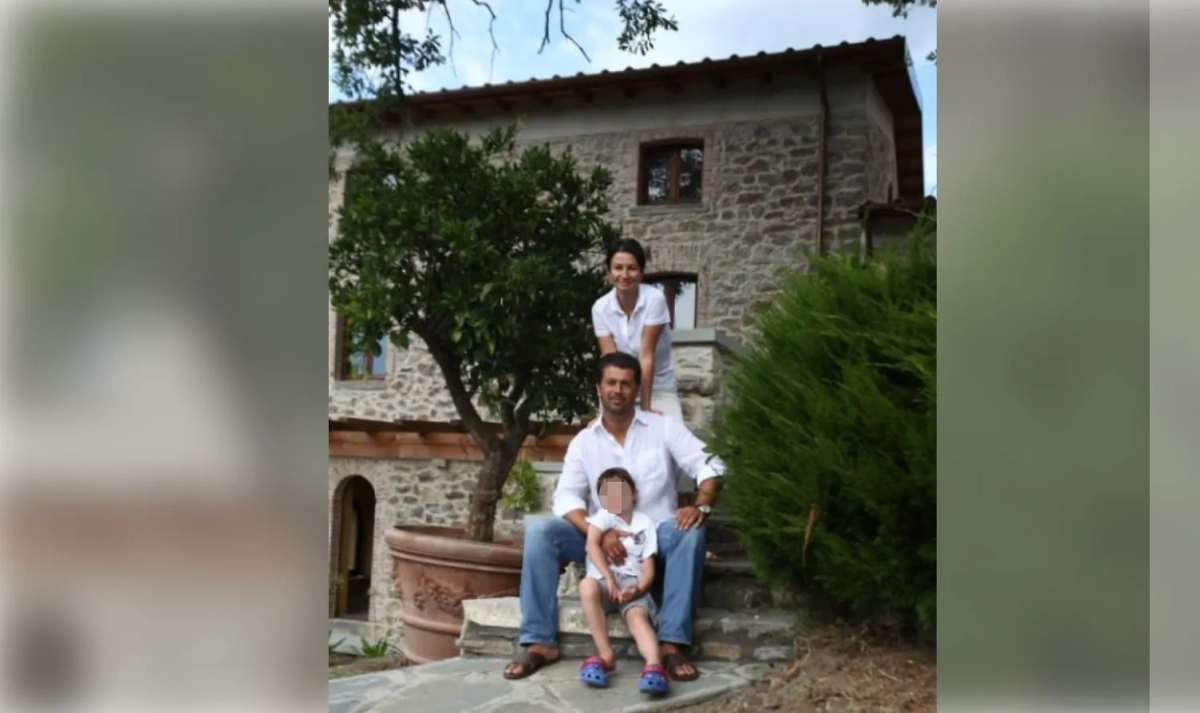 Ирина Рапопорт с семьёй на фоне средиземноморского особняка. Фото © finparty.ru