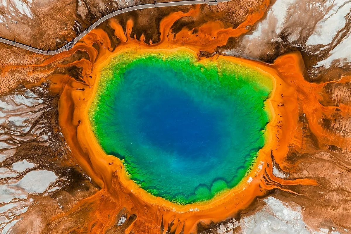 Горячий источник в окрестностях Йеллоустоунского вулкана. Обложка © Shutterstock / FOTODOM / Pandora Pictures