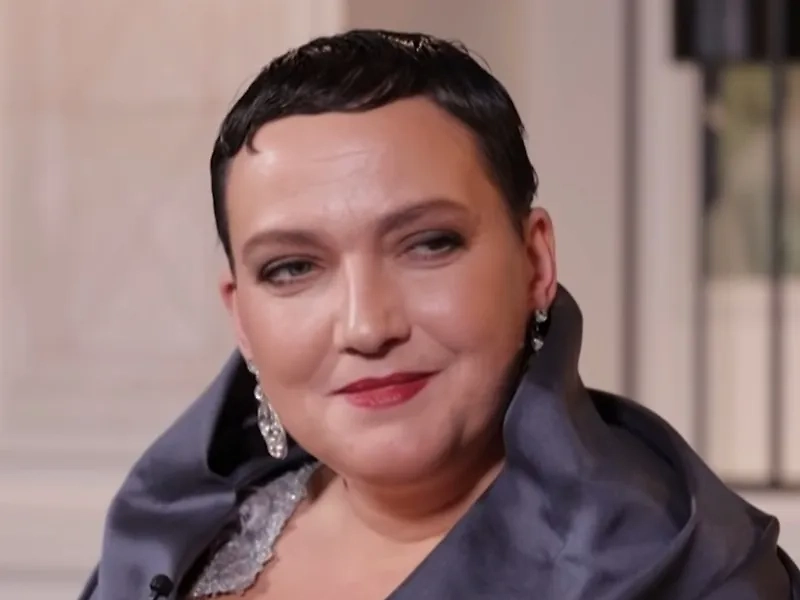 В какой-то момент Надежда Савченко попыталась сменить имидж, нанеся макияж и надев бальные платья. Фото © bigkyiv.com.ua