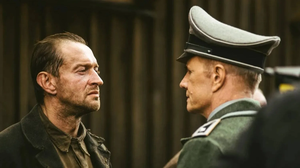 В «Собиборе» Хабенский сыграл лейтенанта Печерского, спасшего более 600 узников концлагеря. Фото © Кадр из фильма «Собибор», режиссёр  Константин Хабенский, сценаристы Константин Хабенский, Александр Адабашьян, Анна Чернакова и др. / Kinopoisk