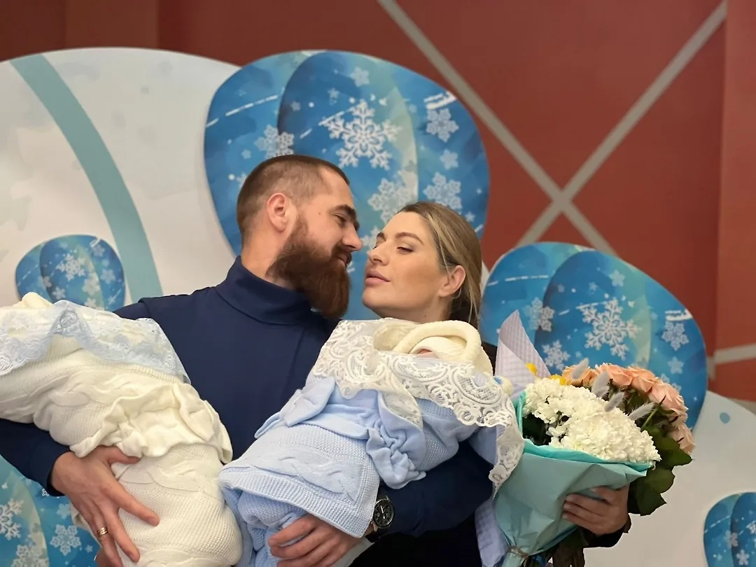 Вадим и Полина Мороз. Обложка © VK / Роддом 10 СПб