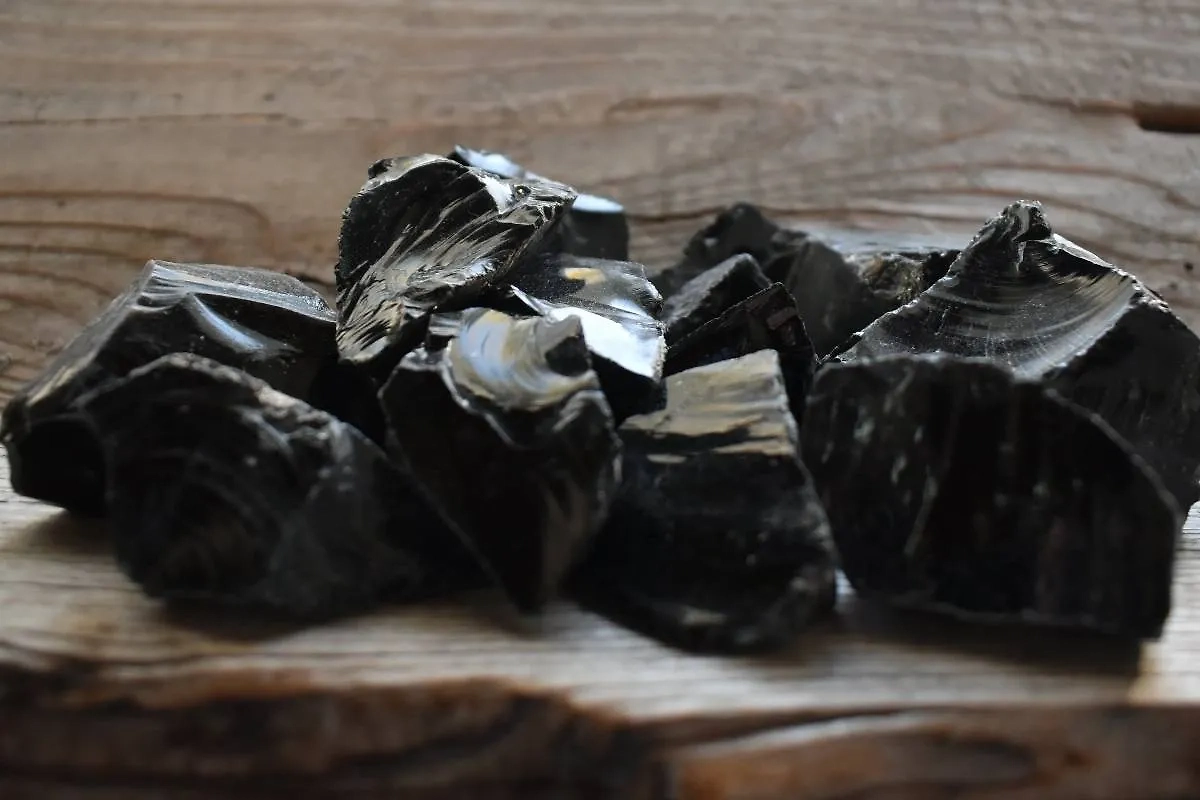 Лучшие камни для энергии и уюта зимой. Фото © Shutterstock / FOTODOM / Obsidian